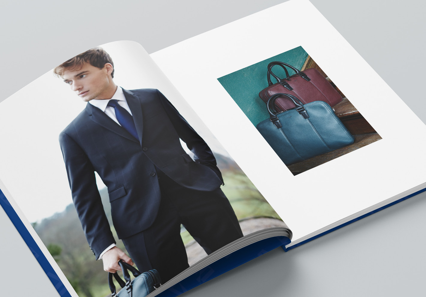 Catalogue ouvert sur double page